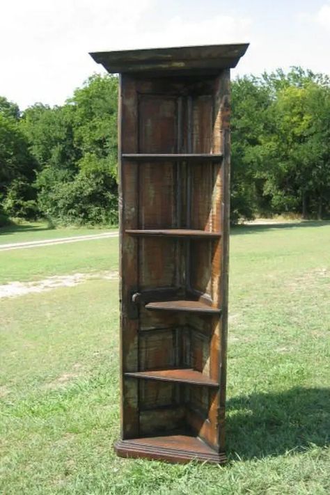 Turn an old door into a corner shelf - DIY projects for everyone! Old Door Projects, Corner Bookshelf, Glazed Doors, Corner Bookshelves, Indoor Design, Wood Interior, Rustic Doors, Corner Shelf, Old Door