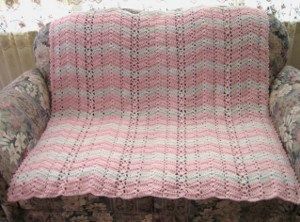 Yarn Room, Pink Afghan, Afghan Crochet Patterns Easy, Diy Knit Blanket, Knitting Blanket, Crocheted Blankets, Homemade Ideas, Ideas For Crochet, Crochet Afghan Patterns Free