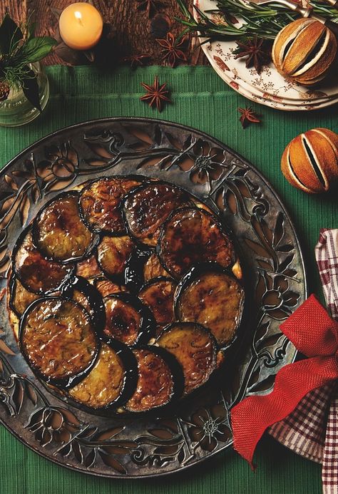 Photograph of Yotam Ottolenghi's aubergine, courgette and yoghurt upside-down cake Veggie Christmas, Yotam Ottolenghi Recipes, Jul Mad, Ottolenghi Recipes, Vegetarian Christmas, Yotam Ottolenghi, Vegan Christmas, Eggplant Recipes, Upside Down Cake