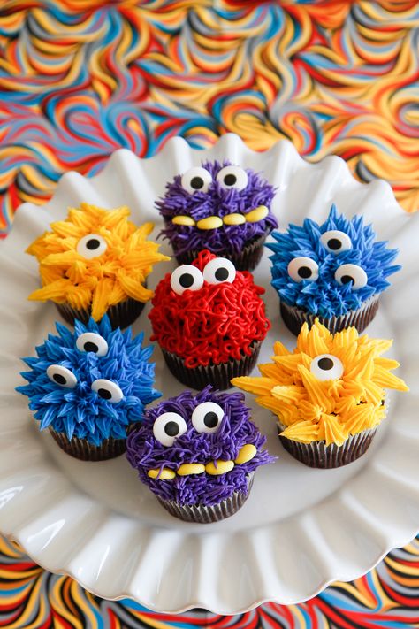 Emily's can make these as monster themed donuts with your choice of colors and face design. Little Monster Birthday, Kid Cupcakes, Monster Cupcakes, Cupcakes Decorados, Monster Cake, Monster Birthday Parties, Cupcake Designs, Monster Birthday, Cute Cupcakes