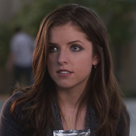 Becca Pitch Perfect, Becca Mitchell Pitch Perfect, Beca Mitchell Pitch Perfect, Pitch Perfect Chloe, Pitch Perfect Beca, Pitch Perfect Song Videos, Anna Kendrick Pitch Perfect Hair, Anna Kendrick Hair Pitch Perfect, Pitch Perfect Anna Kendrick