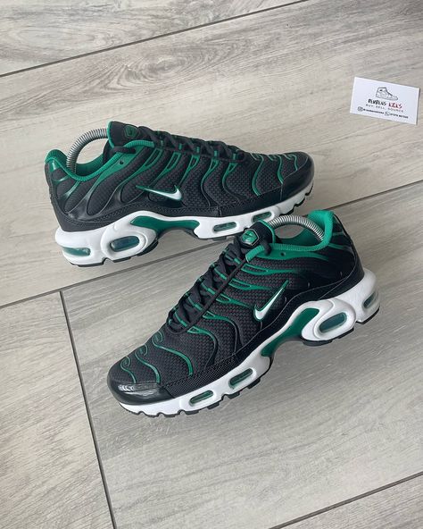 The Nike TN “Black Malachite” Now Instock in All Sizes 🐊 - Guaranteed 100% Authentic - Ships Within 3 Days Get Yours Now Via Link in Bio🛍️ www.reubenskicks.com 🌐 Tn Verte, Tn Bleu, Nike Air Max 90 Triple Black, Malachite Nike, Nike Air Max Tn Plus 3, Nike Tn, Sneaker Head, Sneakers Fashion, The 100