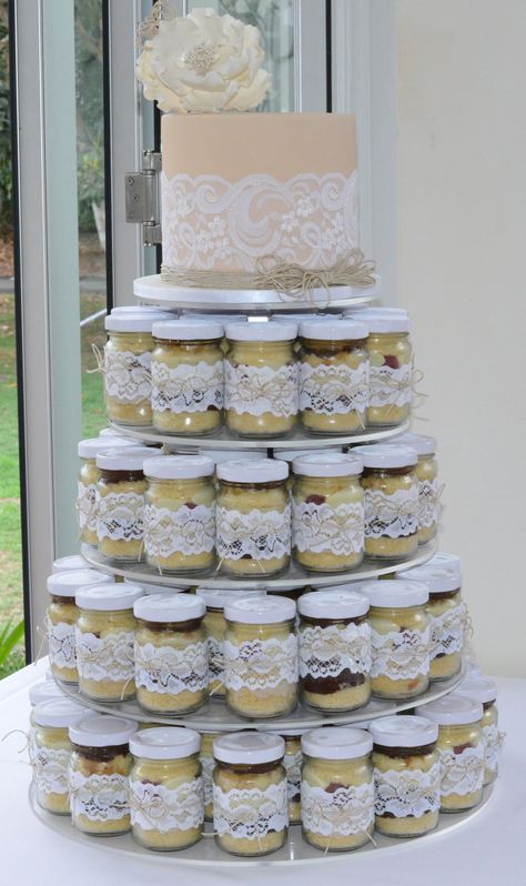 Cake Jar Wedding Cake - 100 mini cake jars filled with cooked vanilla cake, raspberies and white chocolate and vanilla cake with banana, chocolate and toffee.      ~ LOVE T THE CAKE (on top)❗❗❗ Pancake Birthday, Jar Wedding Favors, Desserts In Jars, Mason Jar Cookies Mix, Mason Jar Cakes, Jar Cakes, Lace Cakes, Mason Jar Wedding Favors, Rustic Cakes