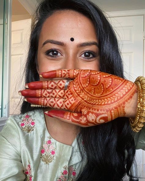 Mehndi Stain, Henna Stain, Beautiful Henna, Beautiful Henna Designs, Latest Mehndi, Simple Mehndi, Latest Mehndi Designs, Mehendi Design, Captions For Instagram