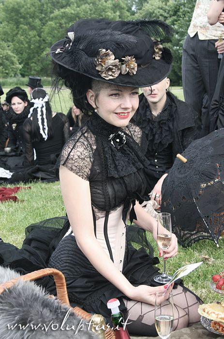 Goth Picnic, Goth Attire, Goth Ideas, Vintage Garden Parties, Picnic Outfit, Mode Steampunk, Goth Witch, Goth Subculture, Romantic Goth