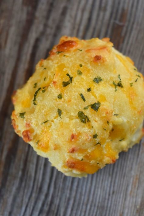 Warm Cheddar Cheese Biscuits, Bisquick Garlic Cheese Biscuits, Spicy Cheese Ball Recipes, Recipe Using Bisquick, Canned Biscuit Recipes, Cheddar Bay Biscuits Recipe, Red Lobster Cheddar Bay Biscuits Recipe, Spicy Cheese Ball, Beer Biscuits