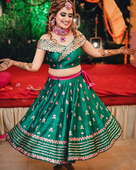 #mehendi #shortlehenga #greenlehenga #lehenga #lengha #lehngas #bridalwear #bridalfashion #fashion #weddingfashion #designer #indianwedding #ethinic #weddingwear Mehendi Outfits For Bride, Mehndi Dress For Bride, Mehendi Dresses, Mehandi Dress, Mehandi Outfits, Mehndi Outfit, Mehendi Outfit, Mehndi Outfits, Function Dresses