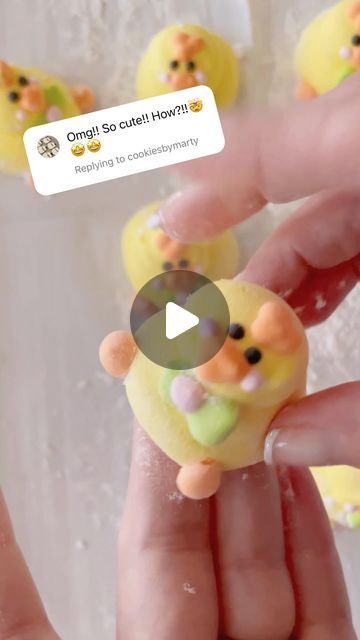 The Cookie Box Club on Instagram: "This is how I made these cute chick piped marshmallows! Should I keep sharing how I make other designs and then eventually put them on cookies or just iced cookies? There’s so much potential with mixing both! 🥰 And did I mention marshmallows are my favorite thing ever? #sugar #marshmallows #pipedmarshmallow #3dcookies #charactermarshmallow #cutemarshmallow #eastermarshmallows" Piped Marshmallows, Marshmallow Piping, Decorated Marshmallows, Cute Marshmallows, Cookies Decorated, Cookie Box, Iced Cookies, Sugar Cookies Decorated, Marshmallows