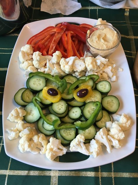 Grinch veggie tray with homemade hummus! Grinch Brunch Food, Grinch Veggie Platter, Grinch Vegetable Tray, Grinchmas Dinner Ideas, Grinch Veggie Tray, Birthday Veggie Tray, Grinch Lunch Ideas, Grinch Brunch Ideas, Grinch Charcuterie Board Ideas