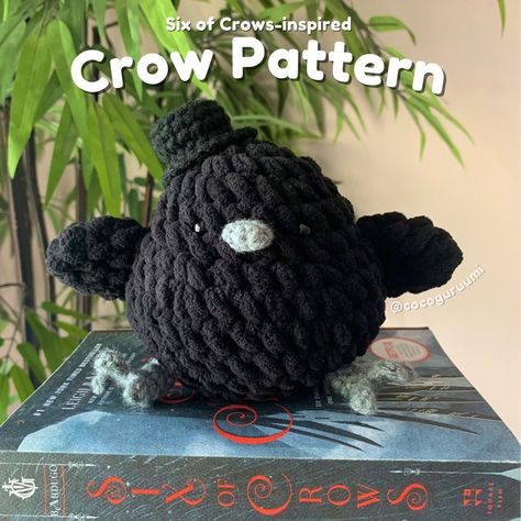 !! THIS IS A PDF PATTERN, NOT A FINISHED PRODUCT !! Do you love Six of Crows? Using this pattern, you can crochet your very own crow plush! Refunds are not accepted, so please know that you will be receiving a pattern tutorial and NOT a finished product. ADDITIONAL INFORMATION: ♡ Written in English and uses U.S. crochet terminology ♡ Includes picture descriptions ♡ Finished product is approximately 6 in. tall ♡ Pattern is for personal use only ♡ Feel free to contact me with any additional questi Black And White Amigurumi, Night In The Woods Crochet, Crow Amigurumi Free Pattern, Crow Crochet Pattern Free, Crochet Giant Plushies, Easy Halloween Crochet Patterns Free, Crochet Patterns Tutorial, Black Crochet Ideas, Plushie Patterns Crochet