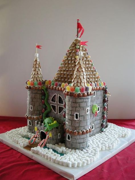 gingerbread house castle Gingerbread Competition, Gingerbread Inspiration, Gingerbread Castle, Recycled Christmas Decorations, Gingerbread Unit, Cracker House, Gingerbread Creations, Gingerbread House Parties, All Things Gingerbread