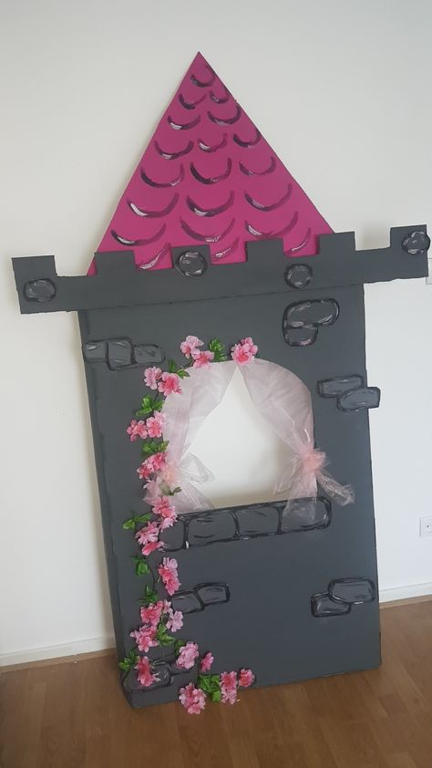 Château en carton Rapunzel Birthday Party, Cardboard Castle, Princess Crafts, Princess Birthday Party Decorations, Fairytale Decor, Disney Princess Birthday Party, Princess Theme Birthday, Rapunzel Party, Fairytale Party