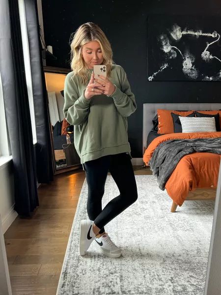 Casual Friday Leggings Outfit, Rainy Athleisure Outfits, Comfy Legging Outfits Spring, Running Errands Outfit Winter Casual, Casual Workout Outfits Winter, Aerie Sweater Outfit, Casual Comfy Spring Outfits, Comfy Mom Style, Salon Day Outfit