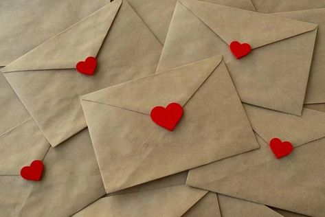 Premium Photo | Handmade small wooden hearts red hearts on kraft paper background love background valentines day Valentines Day Envelopes, Ideas Con Papel, Valentines Day Letter, Papel Aesthetic, Envelope With Heart, Valentines Postcard, Money Coquette, Valentines Board, Company Illustration