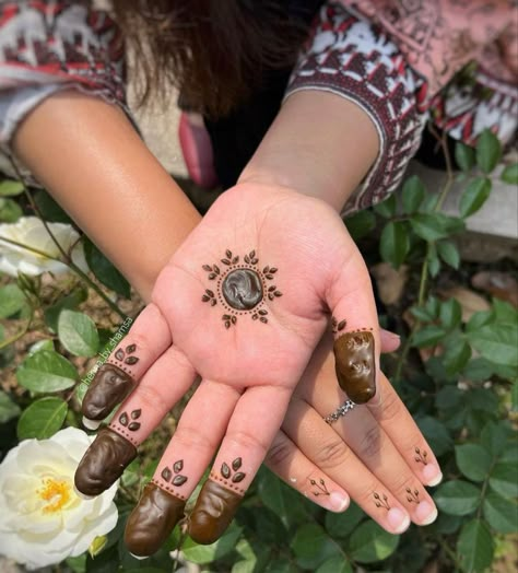 henna tattoo designs henna tattoo ideen henna tattoo design henna tattoos designs henna tattoo hand henna tattoo workshop Small Henna Tattoos, Henna Tattoo Design, Tattoo Designs Henna, Henna Style Tattoos, Small Henna, Red Henna, Simple Mehendi, Simple Mehendi Designs, Henna Inspired Tattoos