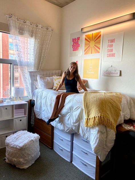 Room Ideas Aesthetic Boho, Dorm Room Inspo Aesthetic, College Dorm Room Ideas Aesthetic, Dorm Room Ideas Aesthetic, Collage Dorm Room, Room Inspo Aesthetic, Pretty Dorm Room, Dorm Room Inspo, Dorm Room Layouts