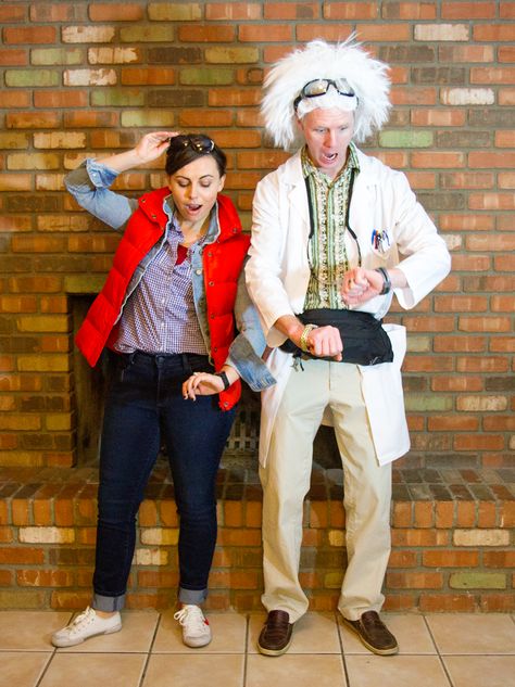 Couple's Halloween Costume: Back to the Future Marty Mcfly and Doc Brown #halloween #couplescostume Homemade Couples Costumes, Look Disco, Meme Costume, Soirée Halloween, Cute Couples Costumes, Funny Couple Costumes, Halloween Costumes Diy Couples, Future Costume, Kostum Halloween