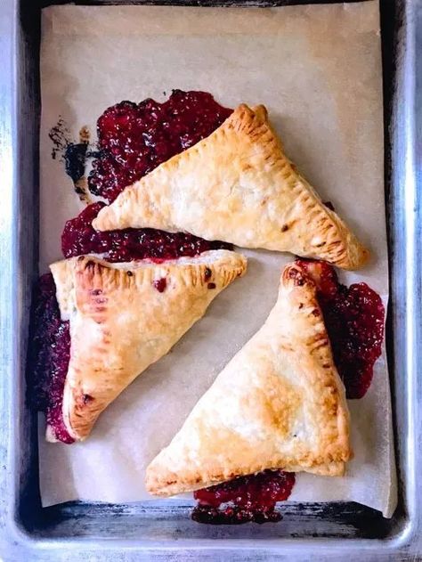 DELISH! Easy raspberry puff pastry turnovers with a homemade raspberry filling. Fresh raspberry turnoversfor breakfast, brunch or dessert. Use this puff pastry turnovers recipe for vaiations with cherry, blueberry or aples. #turnovers #raspberry #handpies #desserts #dessertfoodrecipes #dessertrecipes #raspberries #fruit #puffpastry #brunch Raspberry Turnovers, Raspberry Puff Pastry, Puff Pastry Turnovers, Pastry Turnovers, Easy Puff Pastry Recipe, Homemade Raspberry Jam, Sweet Brunch, Puff Pastry Filling, Turnover Recipes