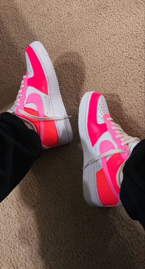 hand painted neon pink air force ones; two different color neon pink super comfortable and cute and trendy shoes Hot Pink Air Forces, Painted Air Force 1, Shoe Painting, Neon Sneakers, Ways To Lace Shoes, Painted Nikes, Pink Nike Shoes, Lace Shoes, Nike Air Force Ones