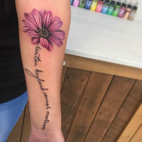 Arm Tattoos Feminine, Creative Memorial Tattoos, Crazy Daisy Tattoo, Pretty Flower Tattoos For Women, Pink Daisy Tattoo, Memorial Flower Tattoo, Daisy Tattoos For Women, Flower Memorial Tattoo, Shoulder Flower Tattoos For Women