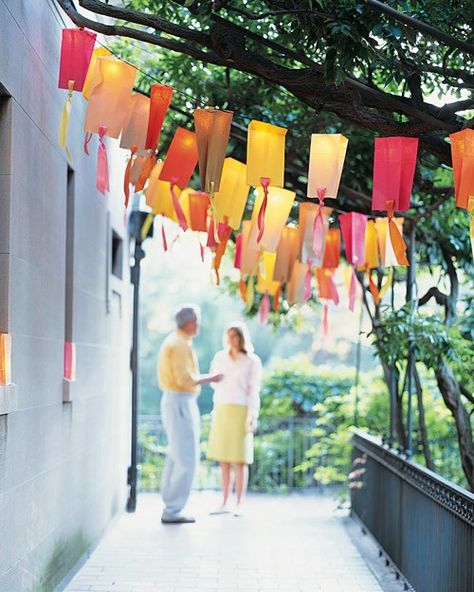 70 Summery #Backyard #DIY #Projects That Are Borderline Genius Martha Stewart Entertaining, Paper Bag Lanterns, Diy Paper Bag, Diy Outdoor Lighting, Diwali Diy, Backyard Lighting, Diy Papier, Festa Party, Brown Paper Bag