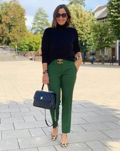 Mode Ab 50, Dressy Casual Outfits, Elegante Casual, Classy Work Outfits, Casual Chic Outfit, Green Pants, Casual Work Outfits, Work Outfits Women, Business Casual Outfits