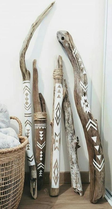 Takken Decor, Painted Driftwood, Driftwood Art Diy, Wall Art Diy Paint, Driftwood Projects, Stick Art, Driftwood Crafts, Garden Art Projects, Painted Sticks