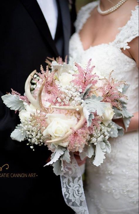 Beautiful bridal flower with her daddy' deer antlers! Rustic romantic Wedding with deer antlers Wedding Bouquets With Antlers, Deer Antler Wedding Bouquet, Deer Wedding Decorations, Bouquet With Antlers, Glacier Photoshoot, Flower Bussines, Antler Bouquet, Antler Wedding Decor, Hunting Wedding Theme