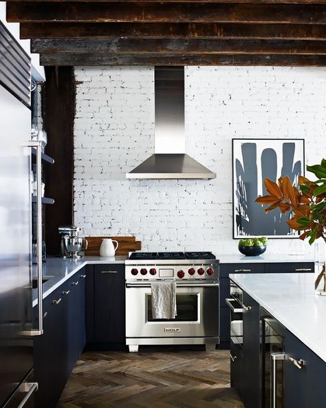 Painted brick wall in a loft kitchen. New Yorker Loft, Kitchen Loft, Chic Loft, Painted Brick Walls, Серая Кухня, Loft Kitchen, New York Loft, Classic Kitchen, Brick Walls