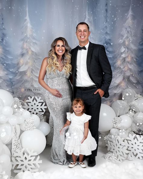 Family posing for Christmas photos in front of a frosted Christmas tree photography backdrops by HSD Backdrops Winter Wonderland Ball, Winter Wonderland Backdrop, Winter Wonderland Christmas Party, Winter Wonderland Wedding Theme, Winter Wonderland Party Theme, Wonderland Backdrop, Wonderland Wedding Theme, Forest Backdrop, Photo Backdrop Christmas