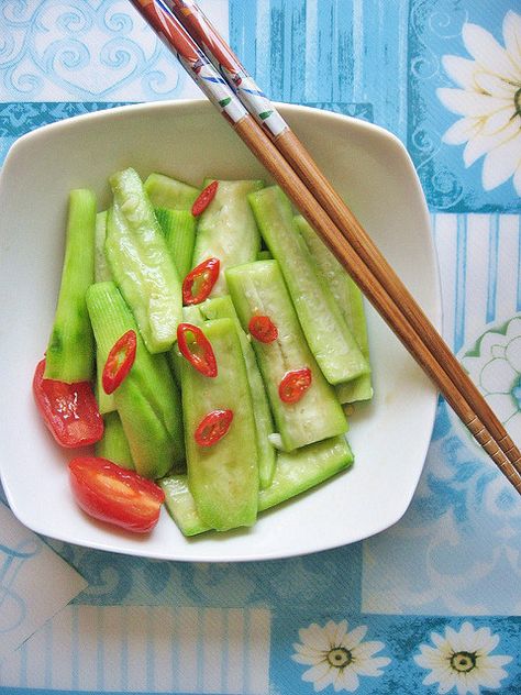 Luffa (loofah) Salad Luffa Recipe, Chinese Vegetables, Delicious Soup, Vegetable Recipes, Guacamole, Celery, Asian Recipes, Stew, Side Dishes