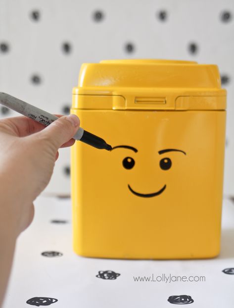 Empty formula container? Upcycle it in just a few steps to cool LEGO storage! Your kids will love this easy tutorial! Reuse Formula Containers, Diy Lego Storage, Formula Can Crafts, Baby Formula Containers, Lego Bins, Lego Learning, Lego Storage Boxes, Container Crafts, Andy's Room