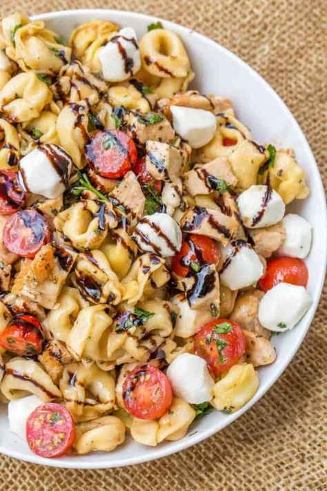 Chicken Tortellini Pasta Salad, Chicken Tortellini Pasta, Caprese Tortellini, Easy Tortellini Recipes, Quick Pasta Salad, Tortellini Pasta Salad Recipes, Salad Caprese, Tortellini Pasta Salad, Chicken Caprese