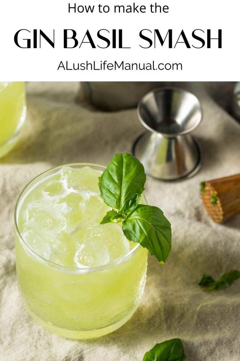 Gin Smash Recipe, Fresh Summer Cocktails, Gin Basil Smash, Basil Drinks, Gin Drink Recipes, Basil Cocktail, Basil Smash, Gin Recipes, Gin Cocktail Recipes