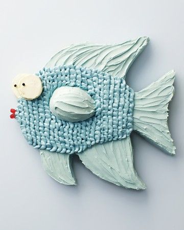 This would make a good cake for next year's April's Fools Party or it would be good for a Piscean or a Kid's birthday party (along with a saltwater aquarium tank as a gift). No tears allowed. No tugging on hair. No hitting with sharp objects. It's my party and I'll cry if I want to... Fish Cake Birthday, Fish Birthday, Recetas Halloween, Decorative Cakes, Colorful Ice Cream, Cake Templates, Green Fish, Animal Cakes, Themed Desserts