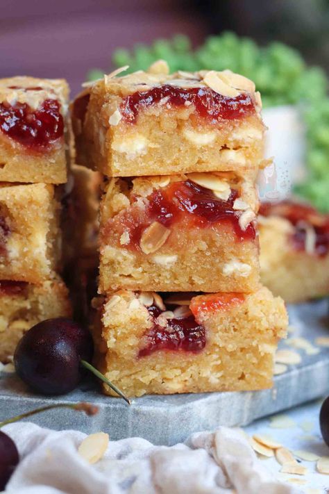 Bakewell Blondies, Easy Bakes, Janes Patisserie, Tray Bake Recipes, Bakewell Tart, Tray Bake, Cake Baking Recipes, Slices Recipes, Sweet Treats Recipes