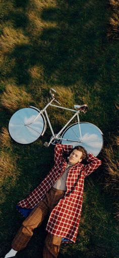 Harry Styles Homescreen, 2020 Harry Styles, Harry Styles Wallpaper Lockscreen, Harry Styles Vogue, Vogue Wallpaper, Besties Pictures, Harry Styles Lockscreen, Bb Style, Golden Wallpaper