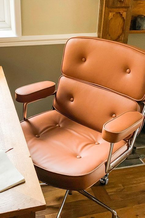 Office Chair Ideas, Eames Furniture, Portland Street, Eames Office, Chair Ideas, Classic Office, Charles Eames, Leather Cushion, Elegant Interiors