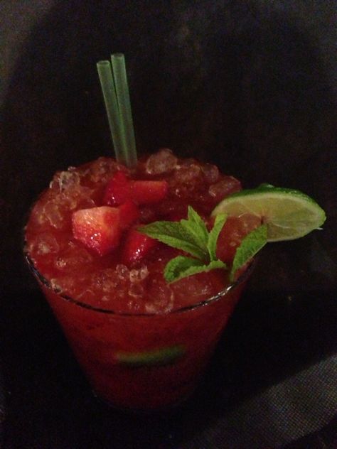 Caipirinha de morango Tomato Salsa, Nom Nom, Stuffed Peppers, Drinks, Ethnic Recipes, Floral, Quick Saves, Art, Caipirinha