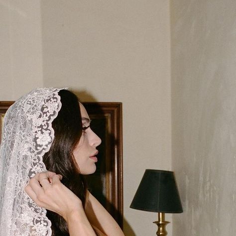 Ways To Wear Veil, Mantilla Aesthetic, Italian Lace Veil, Virgin Mary Veil, Mantilla Veil Hairstyle, Bridal Hair With Veil, Veil Aesthetic, Crochet Veil, Veiled Bride