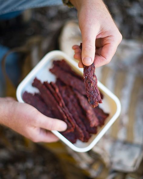 Simple Beef Jerky Recipe, Oven Beef Jerky, Deer Jerky Recipe, Venison Jerky Recipe, Oven Jerky, Jerkey Recipes, Deer Jerky, Smoked Jerky, Jerky Marinade