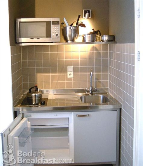 modern kitchenette Kitchenette Ikea, Studio Ikea, Basement Master, Small Basement Kitchen, Basement Kitchenette, Basement Inspiration, Basement Kitchen, Deco Studio, Small Basements