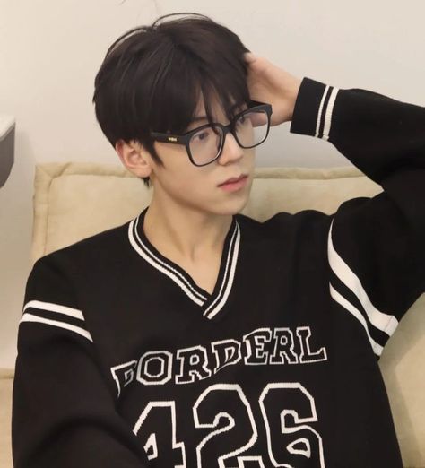 Boy Glasses, Boy With Glasses, Japanese Boyfriend, Fake Boyfriend, Boys Glasses, Aesthetic Boys, Cute Asian Guys, Photo Editing Tricks, Japanese Men