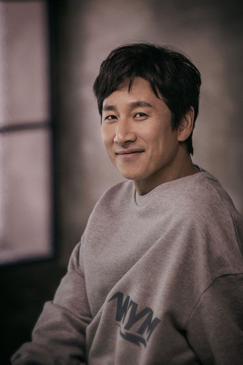 [Interview] "Jo Pil-ho: The Dawning Rage" Star Lee Sun-kyun Thinks He's a Lucky Actor Lee Min Woo, Lee Sun Kyun, Park Hae Jin, Hyun Kim, Coffee Prince, Rian Johnson, No Min Woo, Lee Seung Gi, Popular Tv Series