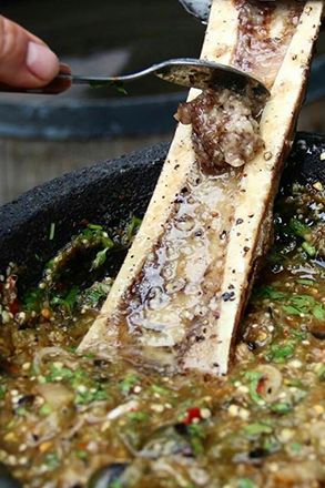 Bone Marrow Salsa Bone Marrow Sauce, Roasted Bone Marrow, Hobbit Food, Mexican Salsa Recipes, Open Fire Cooking, Mexican Salsa, Salsa Recipes, Lunch Idea, Beef Bones