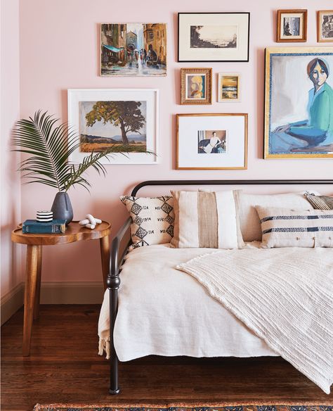 10 Small Guest Room Ideas That Are Larger Than Life Small Guest Room Ideas, Small Guest Bedroom Ideas, Small Guest Rooms, Small Guest Room, Small Guest Bedroom, Emily Henderson, Ideas Hogar, Baby Rooms, Tiny Bedroom