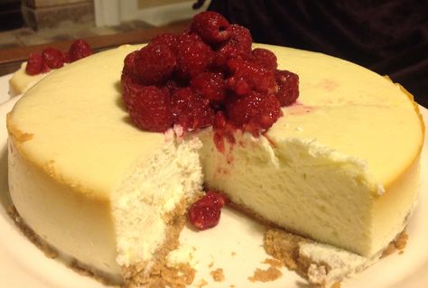 Creamy, rich and elegant, I love this recipe of Yogurt Cheesecake because it totally indulges your taste buds yet it is light on ones stomach. Recipe Using Plain Yogurt, Yoghurt Cheesecake, Creamy Cheesecake Recipe, Greek Yogurt Cheesecake, Yogurt Cheesecake, Individual Cheesecakes, Cheesecake Lovers, Yoghurt Cake, Cream Cheese Recipes