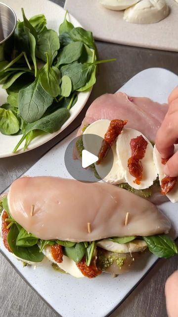 Chicken With Pesto Tomato And Mozzarella, Chicken Breast Mozzarella Recipes, Chicken With Spinach Recipes, Chicken Mozzarella Recipes, Baked Chicken Pesto, Pesto Chicken Recipes, Chicken Breast Recipes Oven, Chicken And Spinach Recipes, Dried Tomatoes In Oil