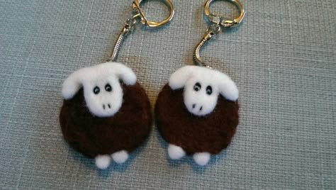 Needle Felted Keyring Ideas, Needle Felted Keyrings, Felt Keyring, Felted Earrings, Felt Necklace, Needle Felting Diy, Nuno Felt Scarf, Felt Jewelry, Needle Felting Projects