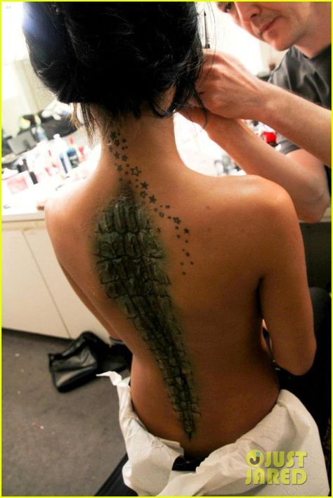 Rihanna's 'Where Have You Been' Crocodile Costume, Crocodile Tattoo, Swamp Creature, Rihanna Photos, Alligator Skin, Ink Master, Crocodile Skin, Body Makeup, Costume Makeup